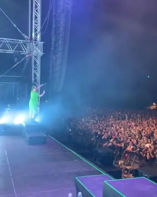 billie performing “you should see me in a crown” at MS dockville in germany