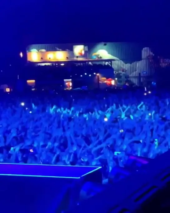 billie performing “ocean eyes” at MS dockville in germany