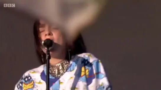 billie performing “idontwannabeyouanymore” at glastonbury festival