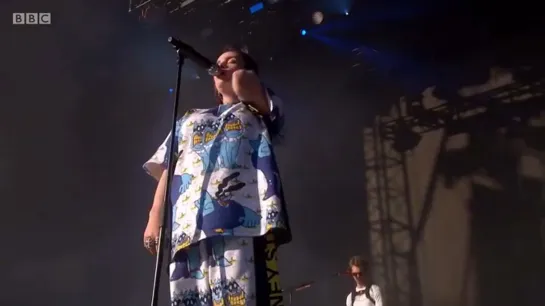 billie performing “idontwannabeyouanymore” at glastonbury festival