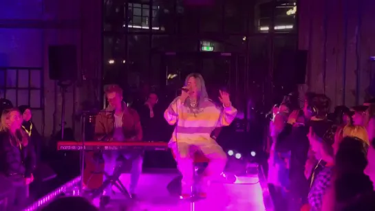 billie performing ‘idontwannabeyouanymore’ at the 3FM exclusive