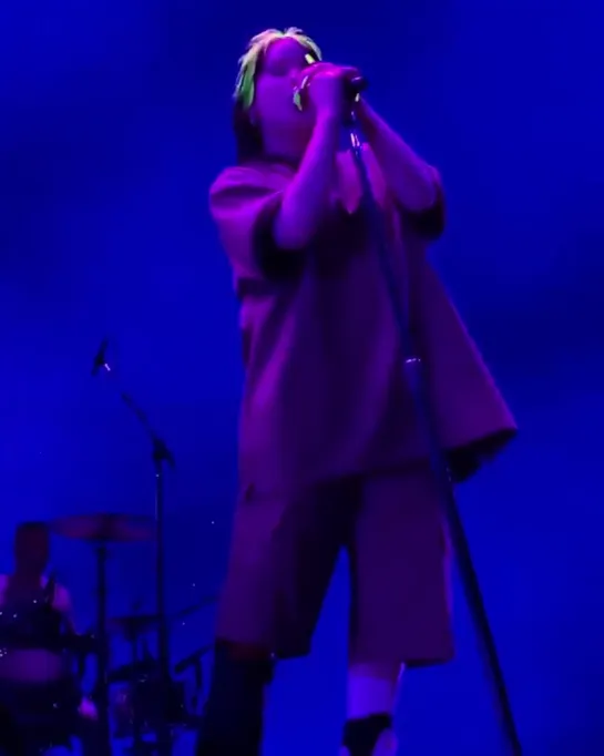 billie performing “bitches broken hearts” in dallas