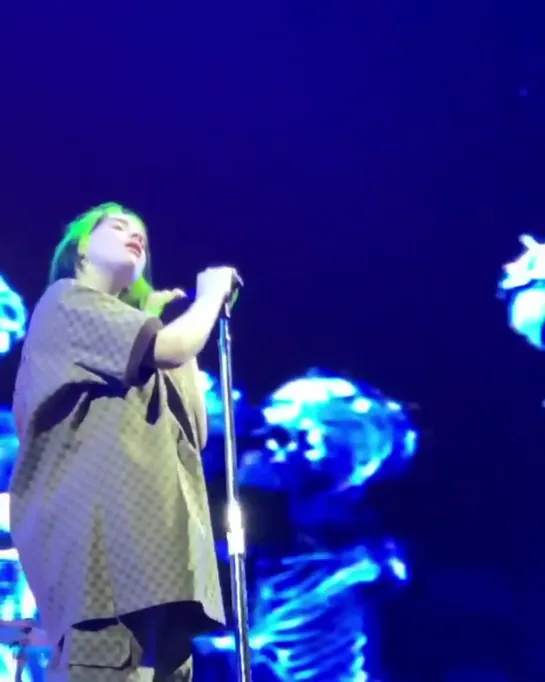 billie performing “idontwannabeyouanymore” in dallas