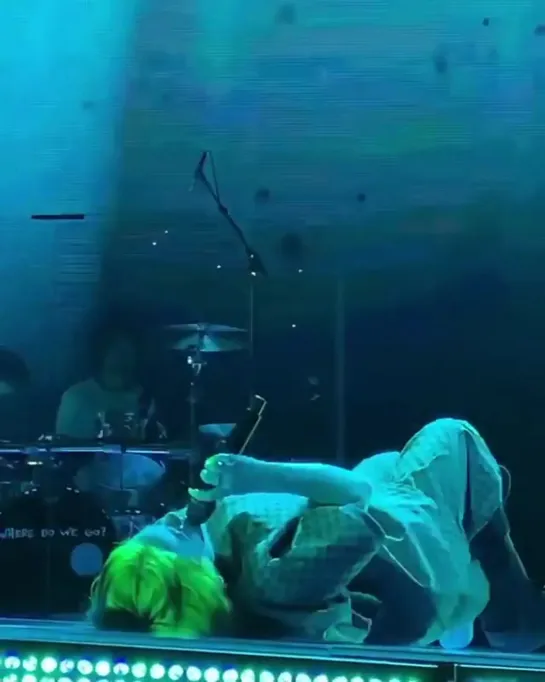 billie performing “WHEN I WAS OLDER” in dallas