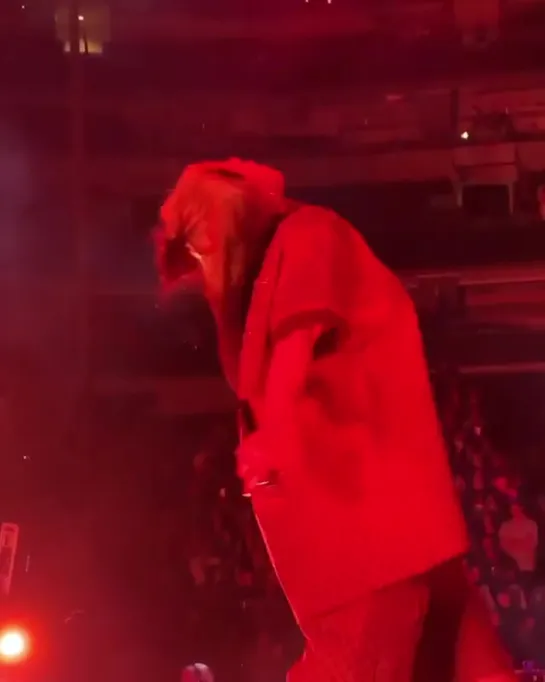 billie performing “&burn” in dallas