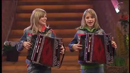 Die Twinnies - Bayernmädels - 2 Girls playing steirische harmonika on rollerskat