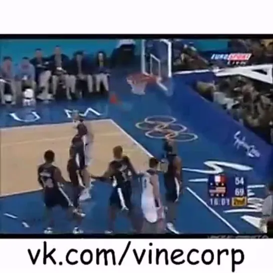 Vince Carter dunks over 7 foot 2 inch Frédéric Weis in the 2000 Olympic Games