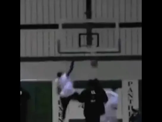 Absolutely crazy in game basketball pass to alley-oop