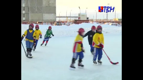 В городе появился новый каток. ⛸  Вместе с детьми лёд опробовали наши корреспонденты.