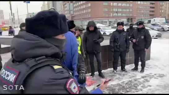 ⚡️В Москве сотрудники полиции разогнали участников акции в память о Навальном*