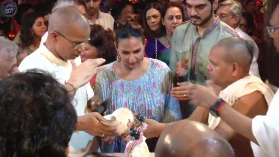 Pregnant Esha Deol visits Isckon temple on Janmasthmi - Video