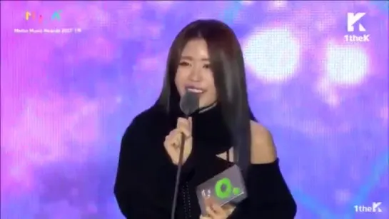 Suran thanks BTS (방탄소년단) Suga while accepting the Best RnB-Soul Award @ MMA 2017