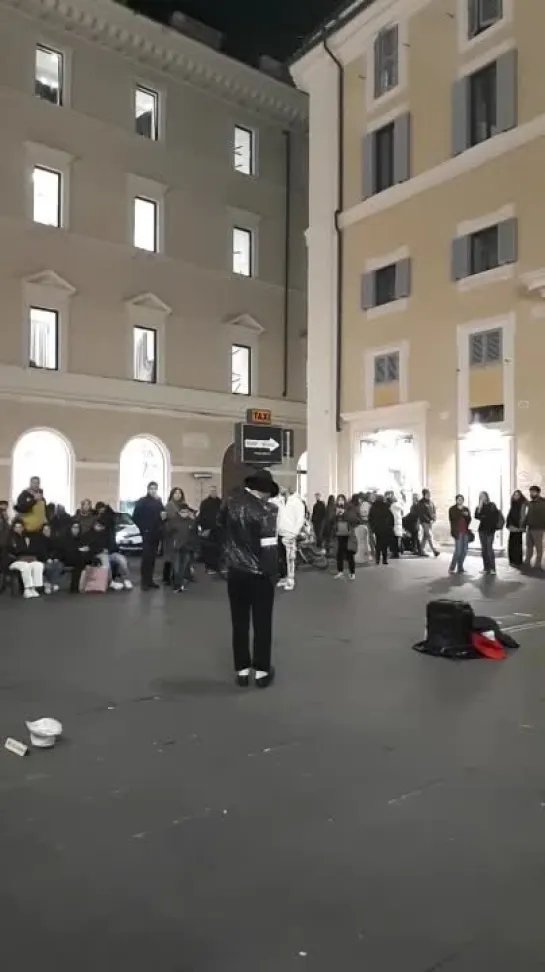 Imitatore di Michael Jackson a Roma in via del Corso il 9 dicembre 2023