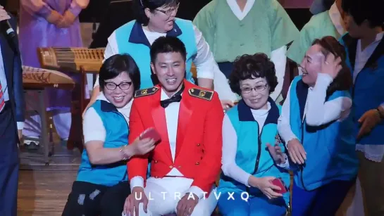 Yunho so cute, don’t know what to do being surrounded by ahjummas!! ️️️️