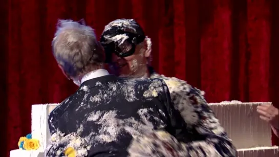 Билл Мюррей, Дэвид Леттерман и торт Murray Pops Out of a Cake for David Letterman (HD)