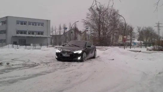 Зимний дрифт электромобиля Tesla Model S