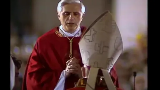 Joseph Ratzinger viene ordinato vescovo,nominato cardinale e dona lanello alla