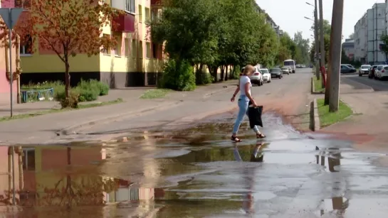 Улицу Радищева в Альметьевске затопило водой из канализационного колодца