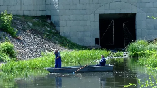 В Альметьевске очищают от мусора и водорослей каскад прудов