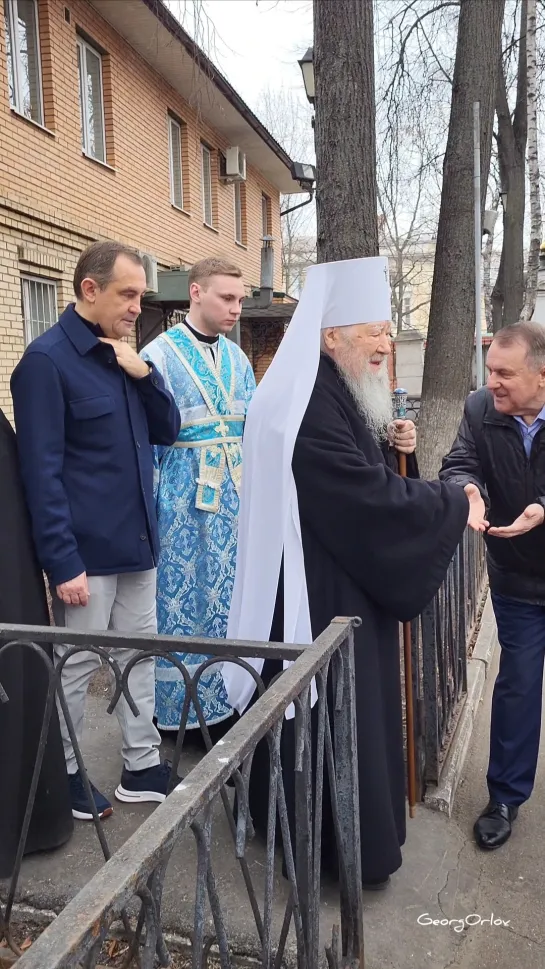 Митрополит Ювеналий (наместник Московской митрополии) идёт возглавлять литургию. Храм апп. Петра и Павла в Лефортово.