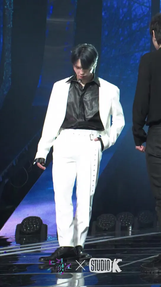 Blue Flame ASTRO ROCKY Fancam @MusicBank 191129