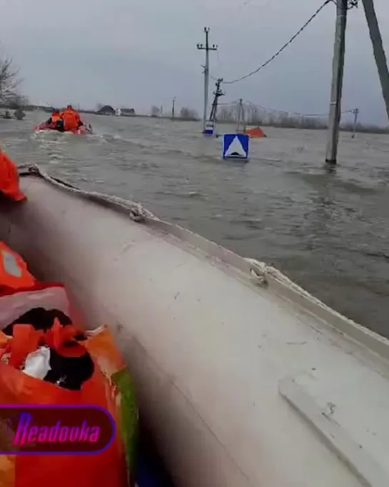 Дачные поселения Курганской области продолжает топить — подвесной мост вот-вот рухнет