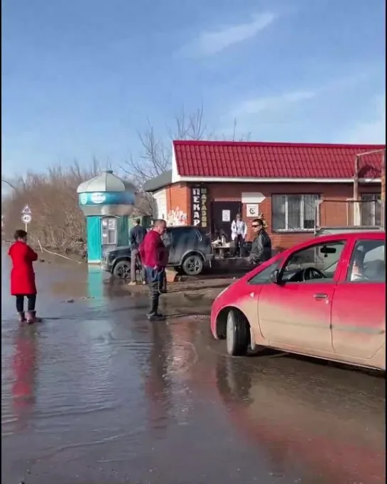 В оренбургском поселке Газодобытчиков сохраняется риск прорыва дамбы — местные эвакуируются из своих домов