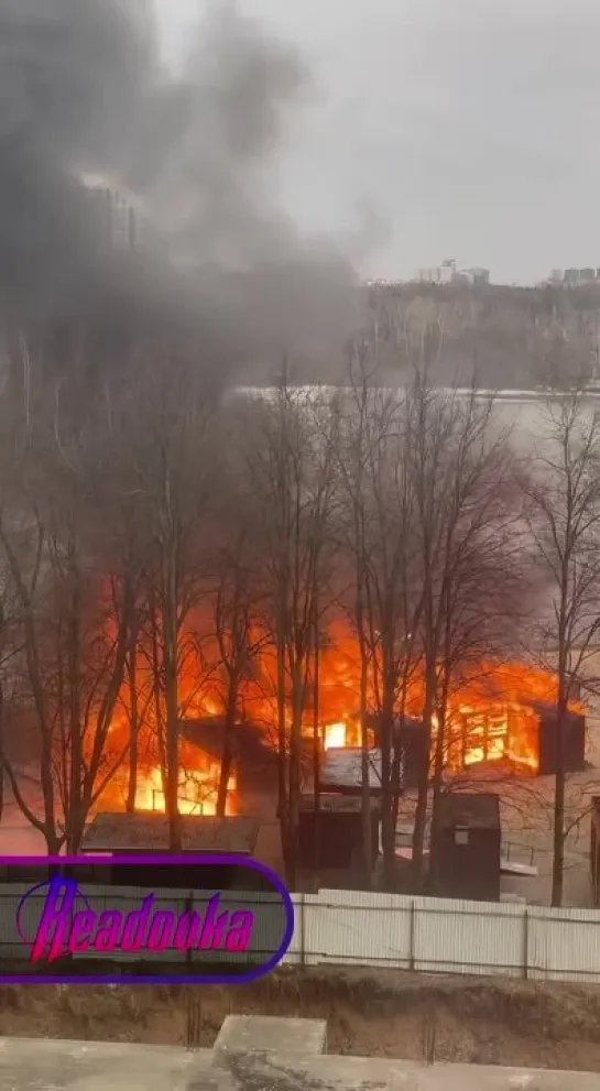 Огонь пожирает деревянные постройки на пляже в Химках