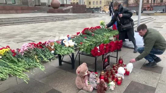 В Петербурге тоже появились мемориалы жертвам теракта в Москве — люди приходят почтить память погибших и пострадавших