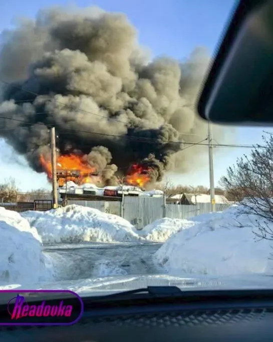 В казанском поселке, где располагается много частных домов, начался пожар