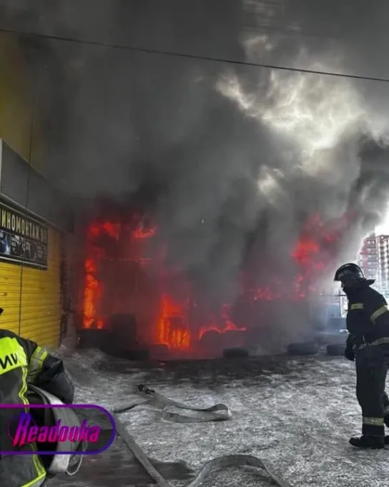 В Иркутске полыхает здание шиномонтажа