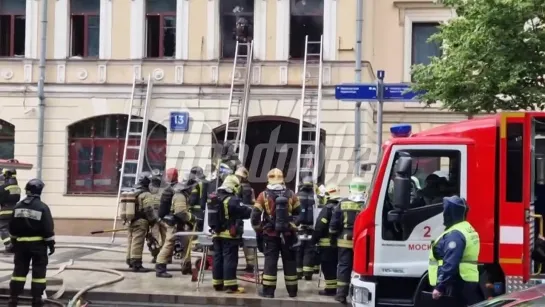 ❗️В Москве загорелось здание в Оружейном переулке — улицу заволокло дымом