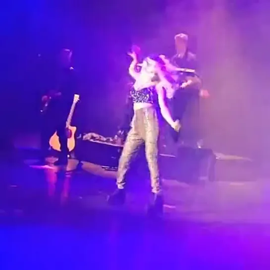 Lali canta Mil Anos Luz en La Plata