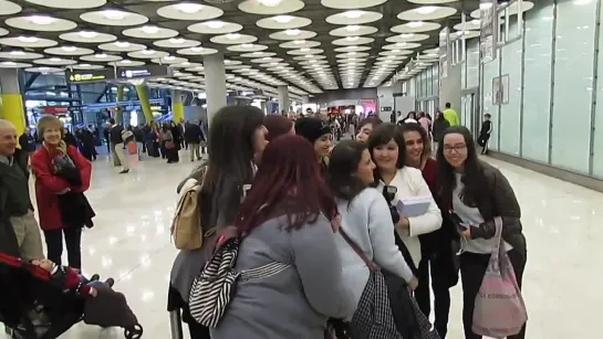 Lali Espósito en el aeropuerto de Madrid con lalitas 11-12-2014