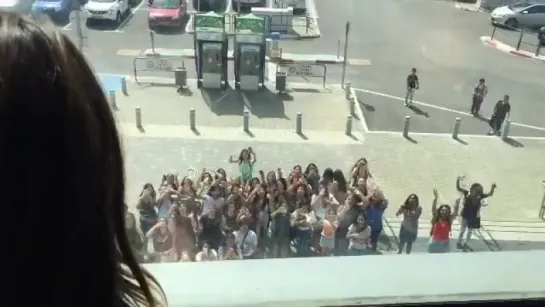 Lali saludando las fans desde el hotel