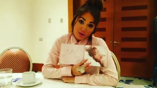 Para los que estaban preguntando por ella, aquí está @laliespositoo desde #Viña2017 con un regalo especial para uno de sus fans