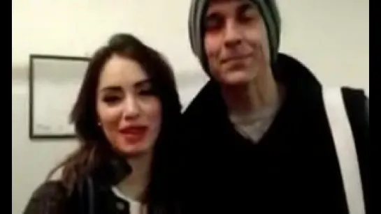 Mariali saludando a una fan