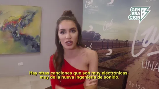 Lali haciendo guantes