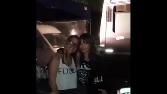 Lali hoy con fans en las grabaciones de Permitidos