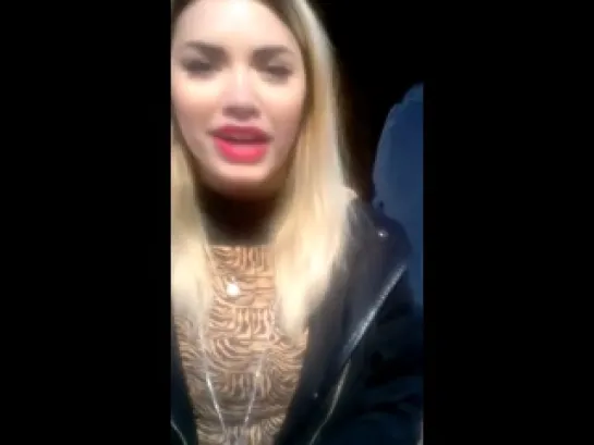 Lali Espósito en Roma con fans. (13/03/14)