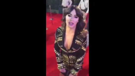 Desde la alfombra roja de los @LatinGRAMMYs, @LaliEspos nos envía este regalo 😘