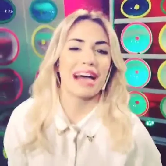 Lali manda el saludo para una fan en Quiero Musica TV