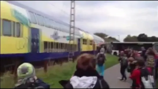 Поезд врезался в школьный автобус в Германии (16.09.2015)