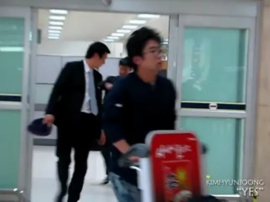 Kim Hyun Joong @ Gimpo Airport back from Japan [15.10.11]