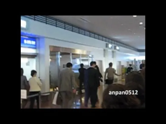 Kim Hyun Joong’s arrival @ Haneda Airport [15.10.11]