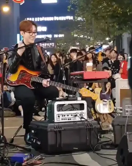 [201019] Fancam [Lee Junghoon focus] @Sinchon Busking