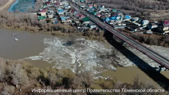 Саперы ТВВИКУ подрывают лед на реке Ишим