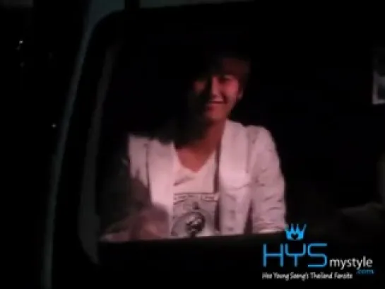 2011.05.27 YS greeting Thai Fans after Sukira Kiss radio