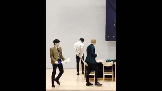 Kihyun attacking Hyungwon's ass