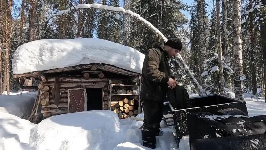 {Добрые походы} Лесная изба в зимней тайге. Лесные грузоперевозки. Уехал на мототолкаче Ураган. Добрые походы.